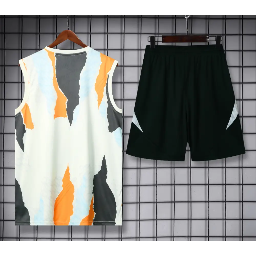 Kit Entraînement Real Madrid Noir & Blanc Tâché 2025/2026 - Image 2
